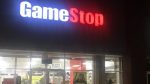 Люди размещают под GameStop кровати, чтобы успеть купить PS5