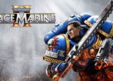 –û–±–ª–æ–∂–∫–∞ –∏–≥—Ä—ã Warhammer 40,000: Space Marine 2, –Ω–∞ –∫–æ—Ç–æ—Ä–æ–π –∏–∑–æ–±—Ä–∞–∂–µ–Ω –∫–æ—Å–º–æ–¥–µ—Å–∞–Ω—Ç–Ω–∏–∫ –≤ —Å–∏–Ω–µ–π –±—Ä–æ–Ω–µ —Å —Ü–µ–ø–Ω—ã–º –º–µ—á–æ–º –∏ –±–æ–ª—Ç–µ—Ä–æ–º –Ω–∞ —Ñ–æ–Ω–µ —Å–µ—Ä–æ–≥–æ –¥—ã–º–Ω–æ–≥–æ –Ω–µ–±–∞